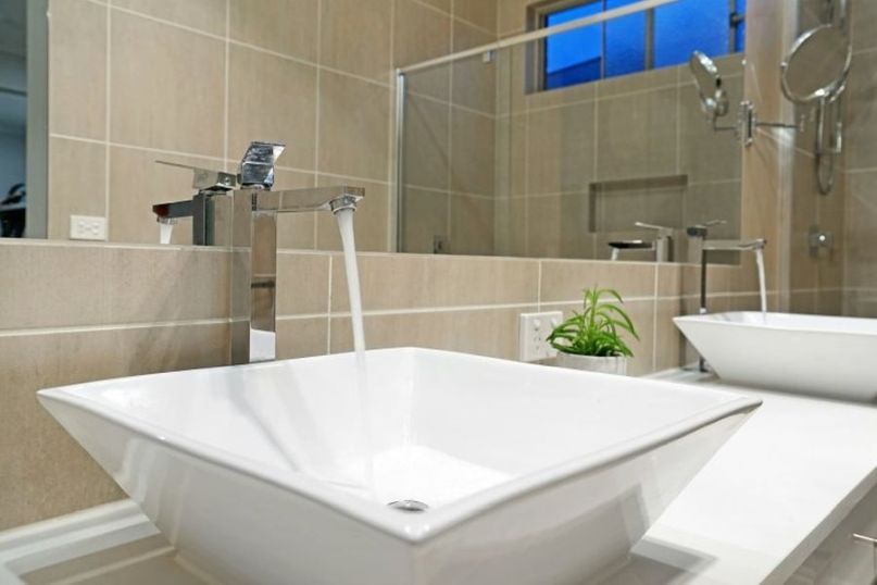 Eine Armatur ist ein Ger&auml;t oder eine Vorrichtung, die den Durchfluss oder die Richtung von Fl&uuml;ssigkeiten oder Gasen steuert.