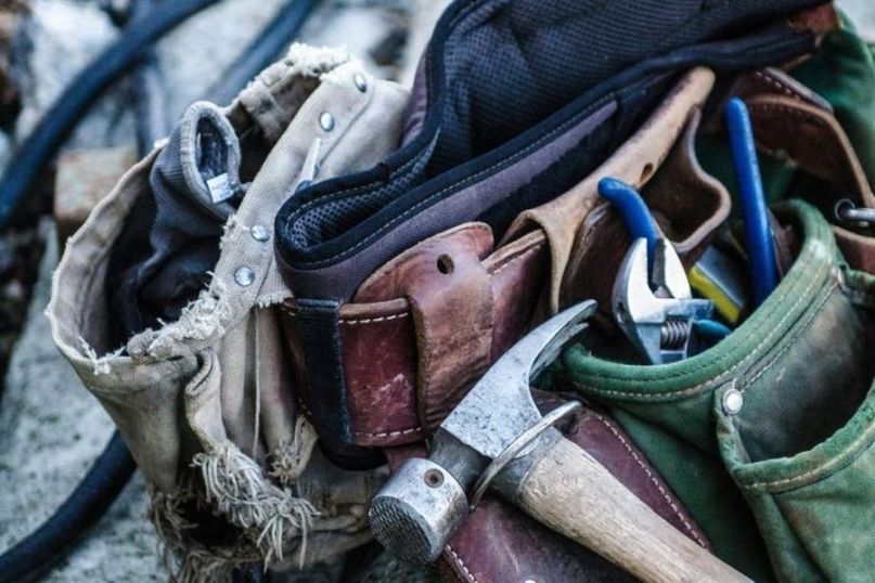 Eigenleistung bezieht sich auf die Arbeit oder Leistung, die von einer Person selbst erbracht wird, anstatt von einem Fachmann oder einer Firma.