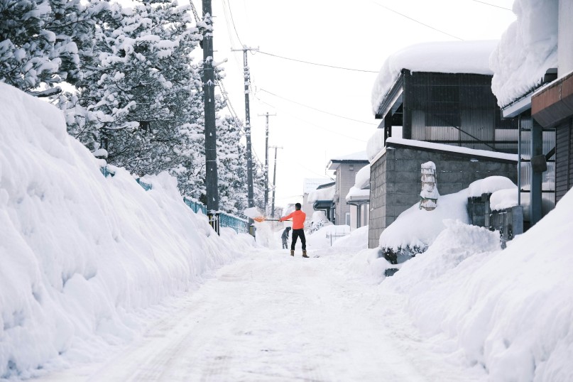 Eine Schneeschaufel ist ein Werkzeug, das speziell daf&uuml;r ausgelegt ist, Schnee von Fl&auml;chen wie Gehwegen, Einfahrten oder Stra&szlig;en zu entfernen.